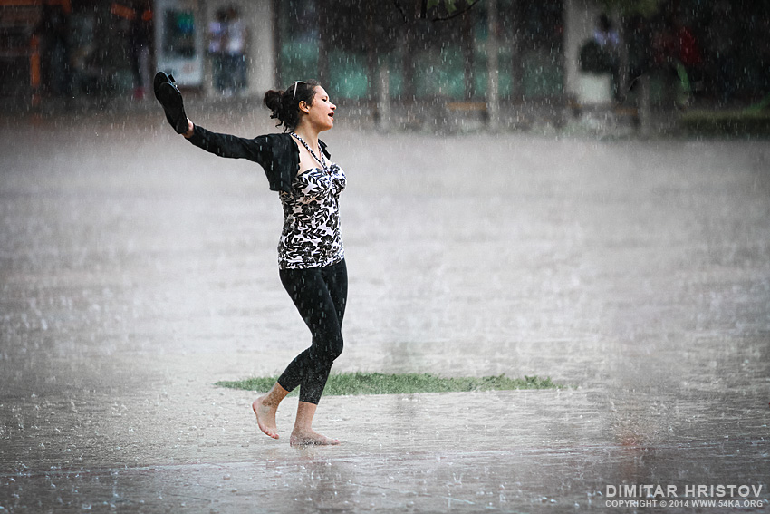 Женщина в очередном ролике золотого дождя