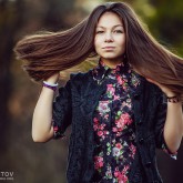 Young girl fashion portraits in an outdoor park