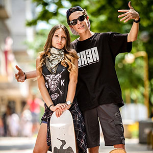 Boy ang girl with skateboard posing together – Young people urban lifestyle portrait