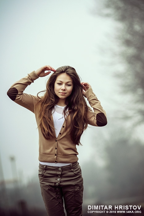 Young woman portrait in foggy morning photography portraits featured  Photo