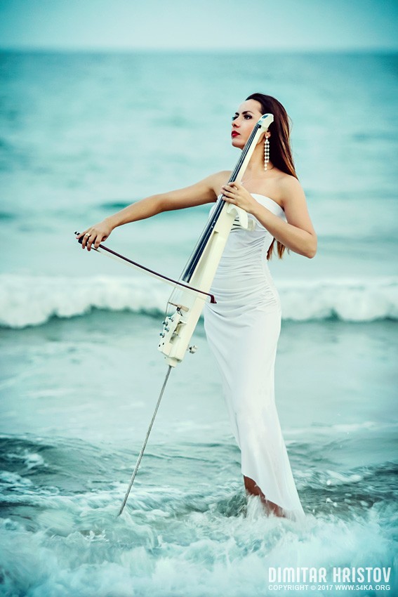 Woman playing cello in the sea photography portraits featured  Photo